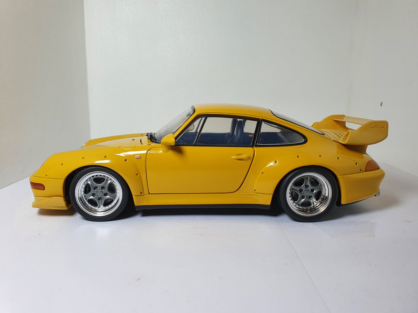 1:18 Porsche 911 GT2 993 ~ UT Models ~ Yellow