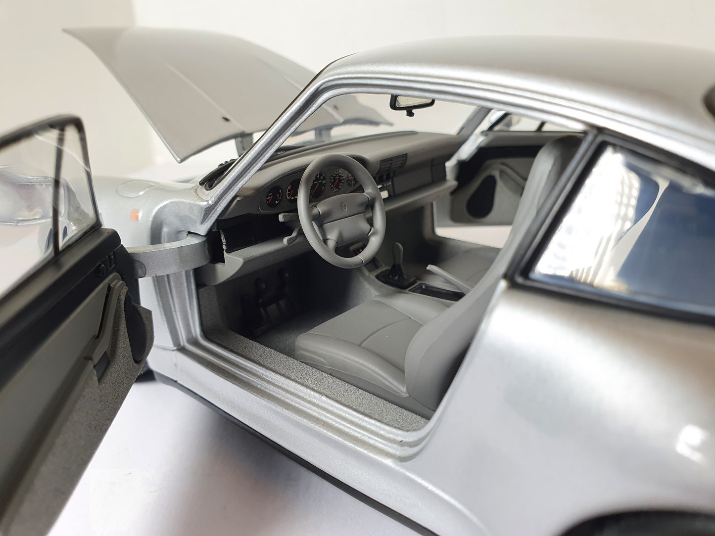 1:18 Porsche 911 Carrera S 993 ~ UT Models ~ Silver