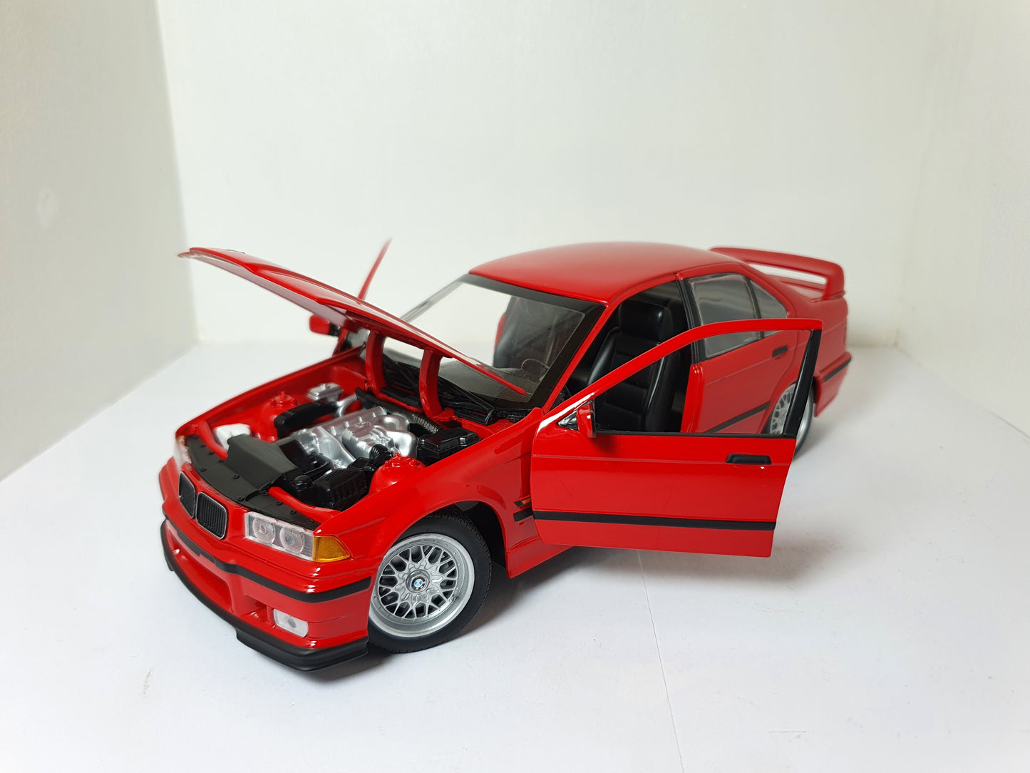 1:18 BMW 318is E36 ~ UT Models ~ Red
