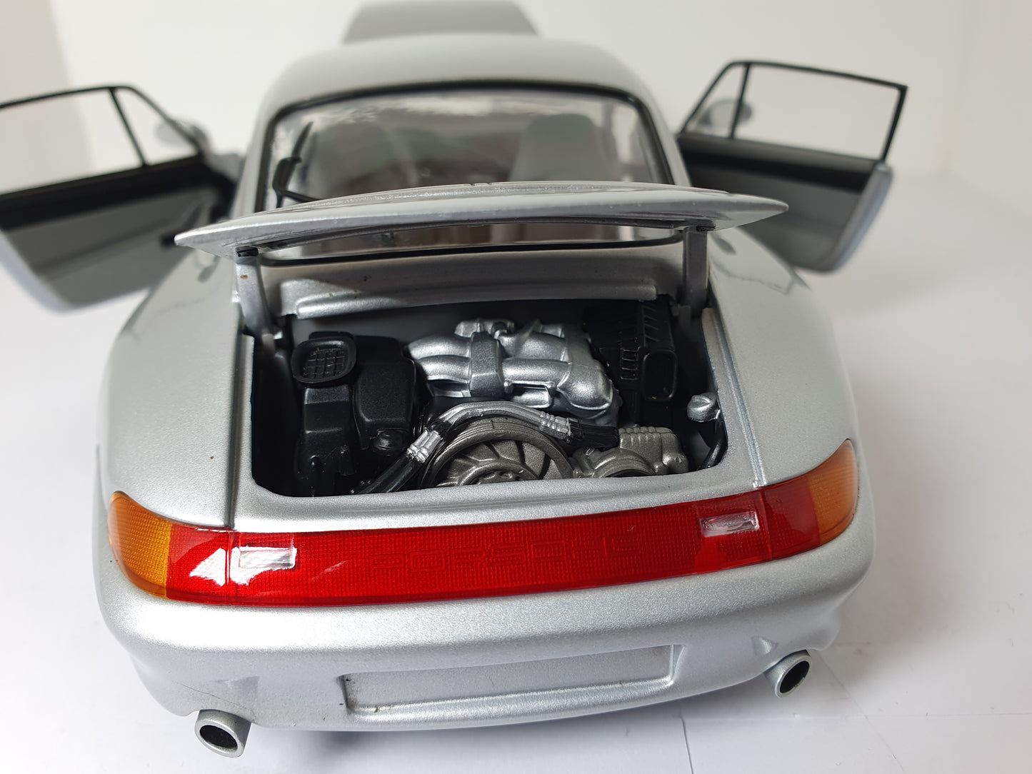 1:18 Porsche 911 Carrera S 993 ~ UT Models ~ Silver