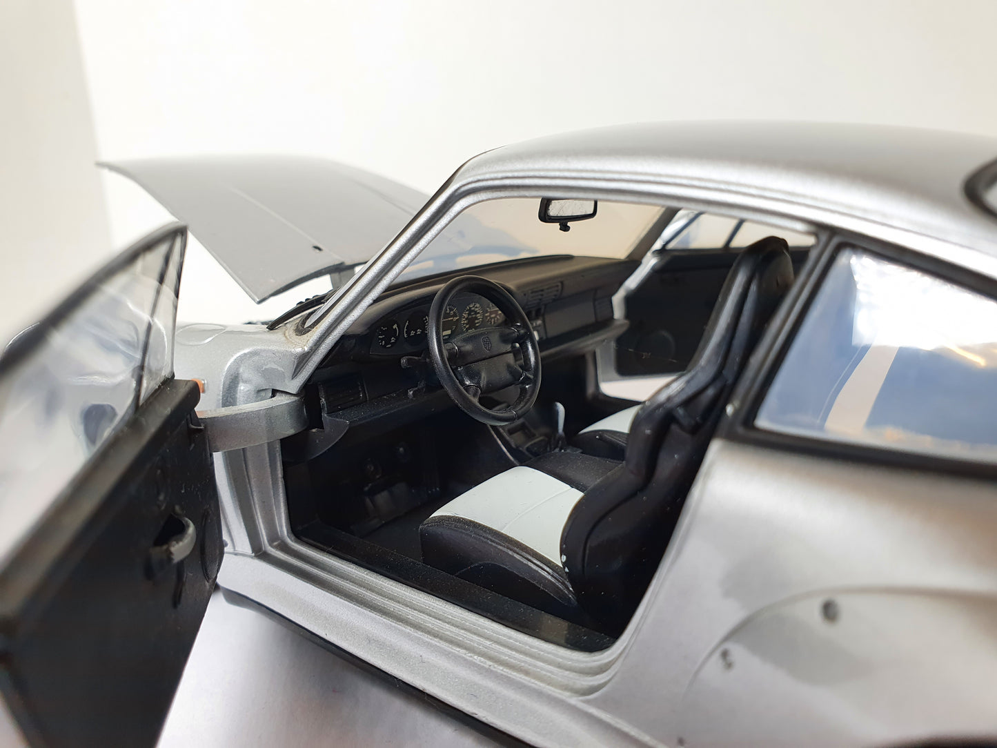 1:18 Porsche 911 GT2 ~ UT Models ~ Silver