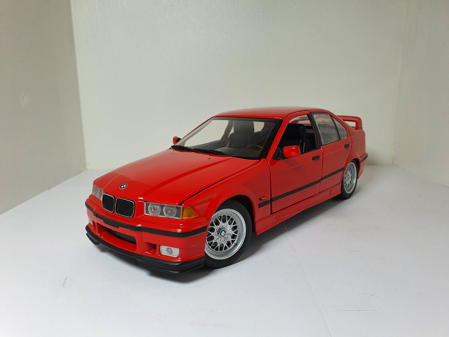 1:18 BMW 318is E36 ~ UT Models ~ Red