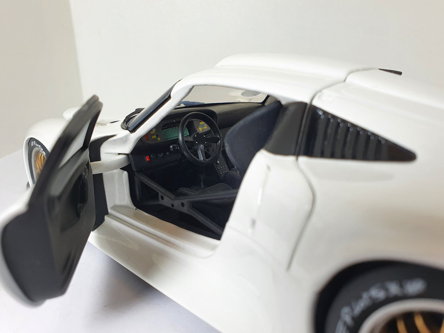 1:18 Porsche 911 GT1 993 Plain Body ~ UT Models ~ White