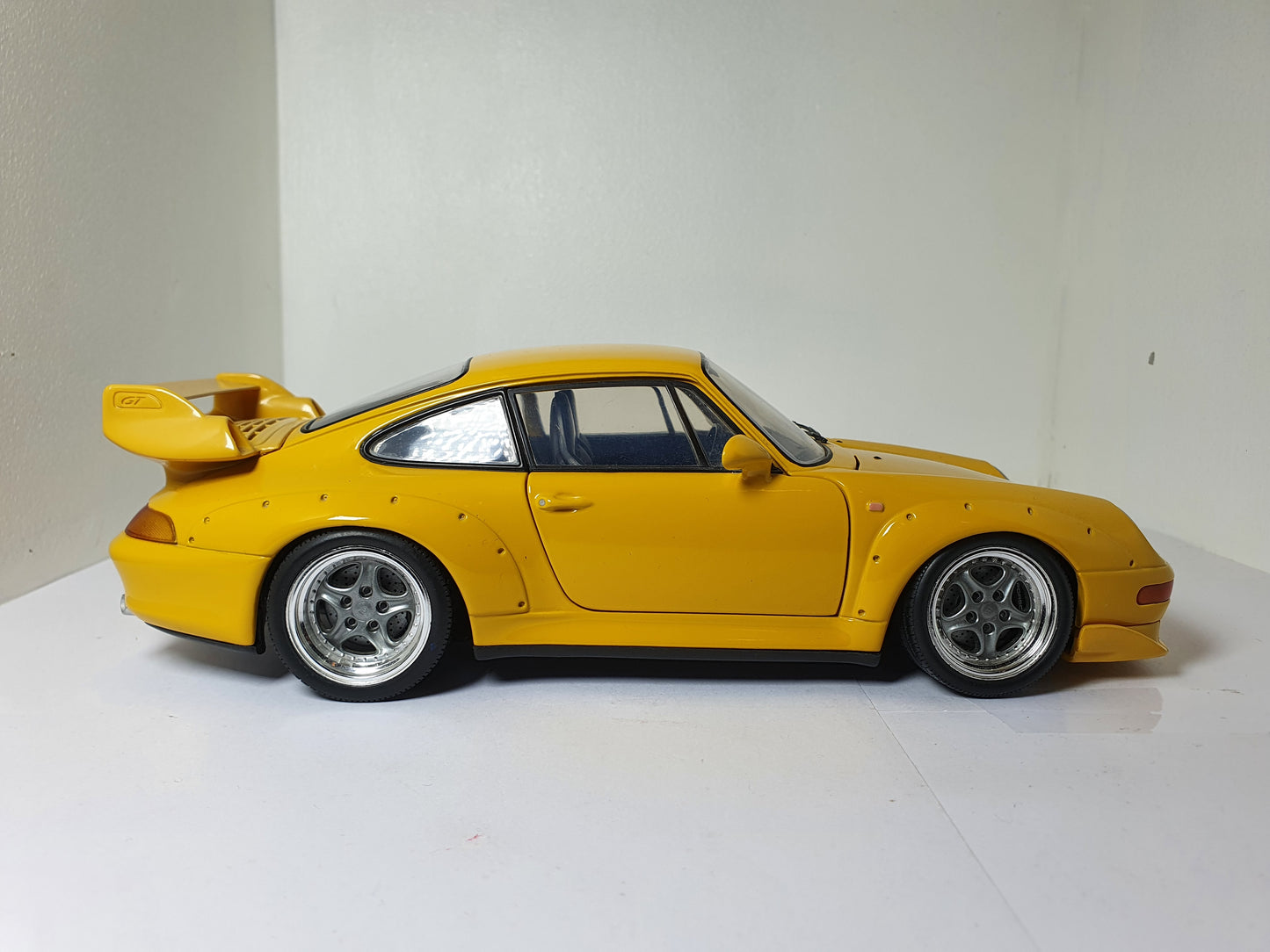 1:18 Porsche 911 GT2 993 ~ UT Models ~ Yellow