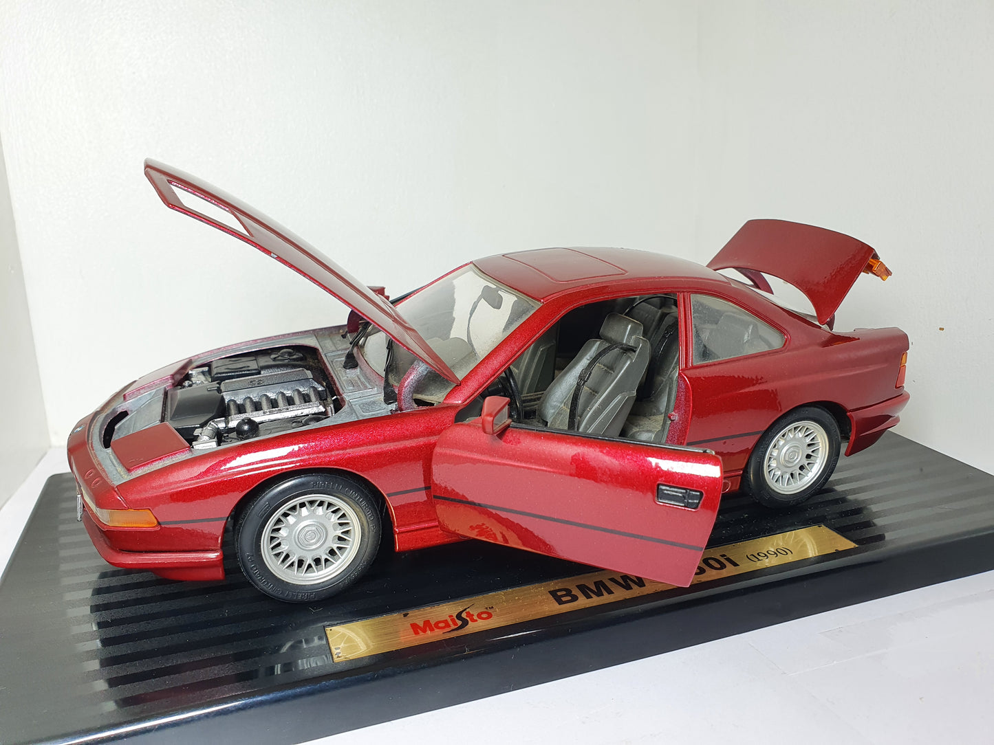 1:18 BMW 850i E31 ~ Maisto ~ Maroon Red