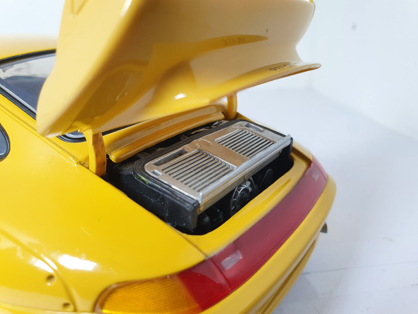 1:18 Porsche 911 GT2 993 ~ UT Models ~ Yellow