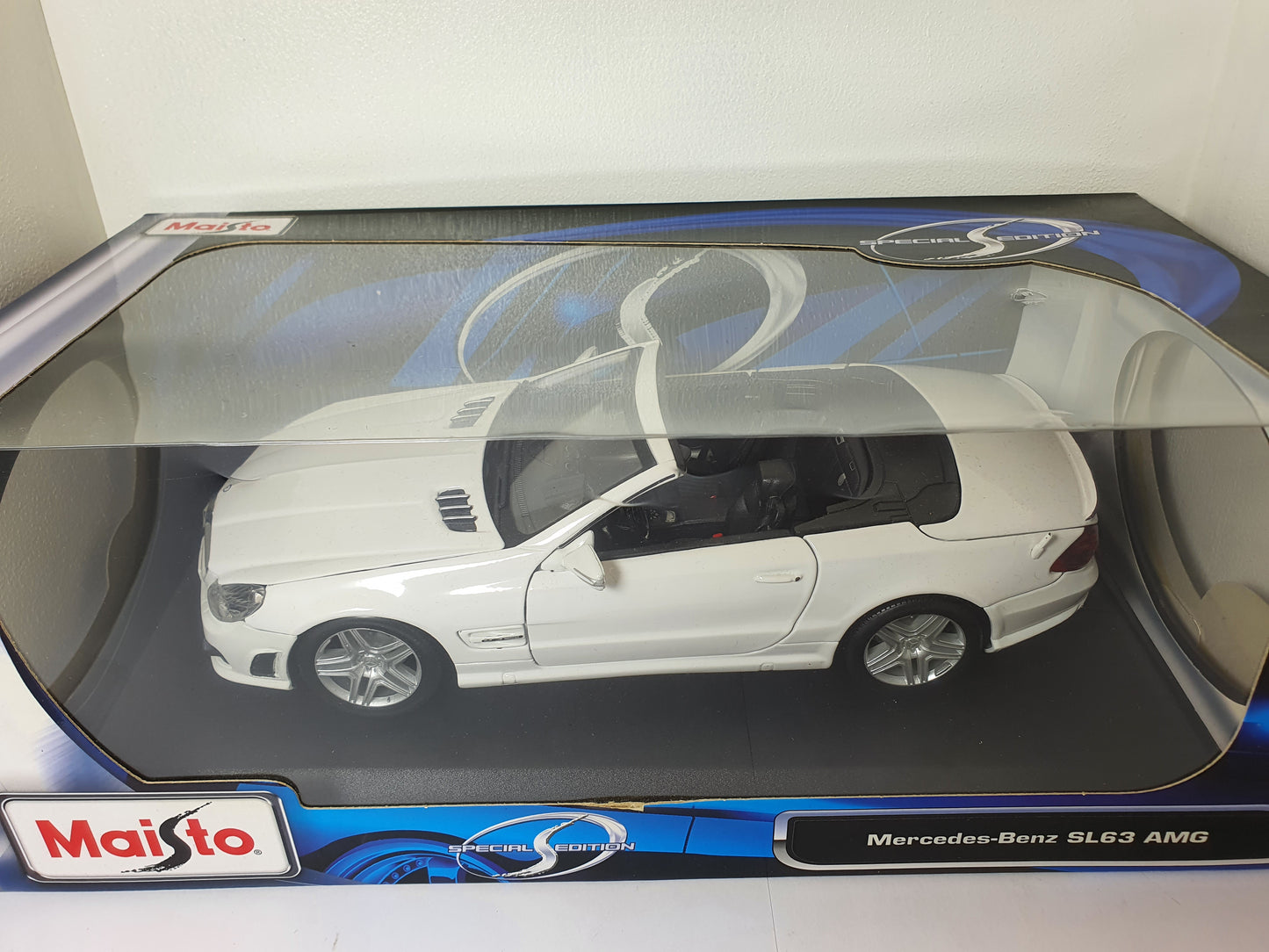 1:18 Mercedes SL63 AMG ~ Maisto ~ White