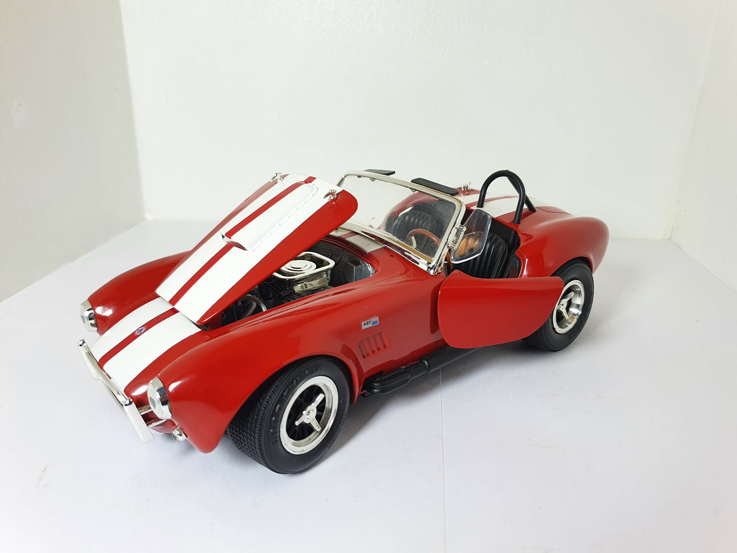 1:18 Shelby Cobra 427 S/C ~ ERTL ~ Red