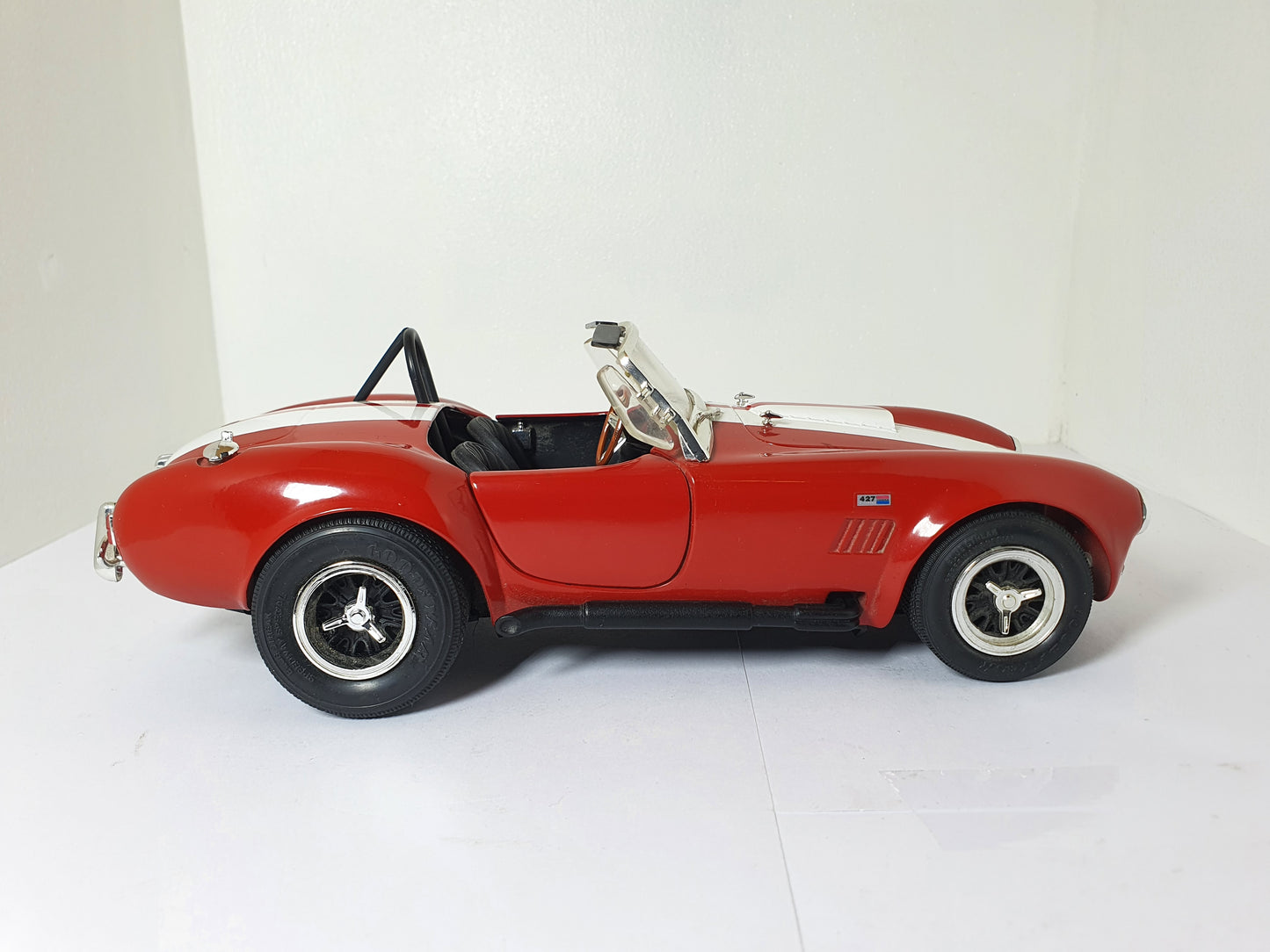 1:18 Shelby Cobra 427 S/C ~ ERTL ~ Red