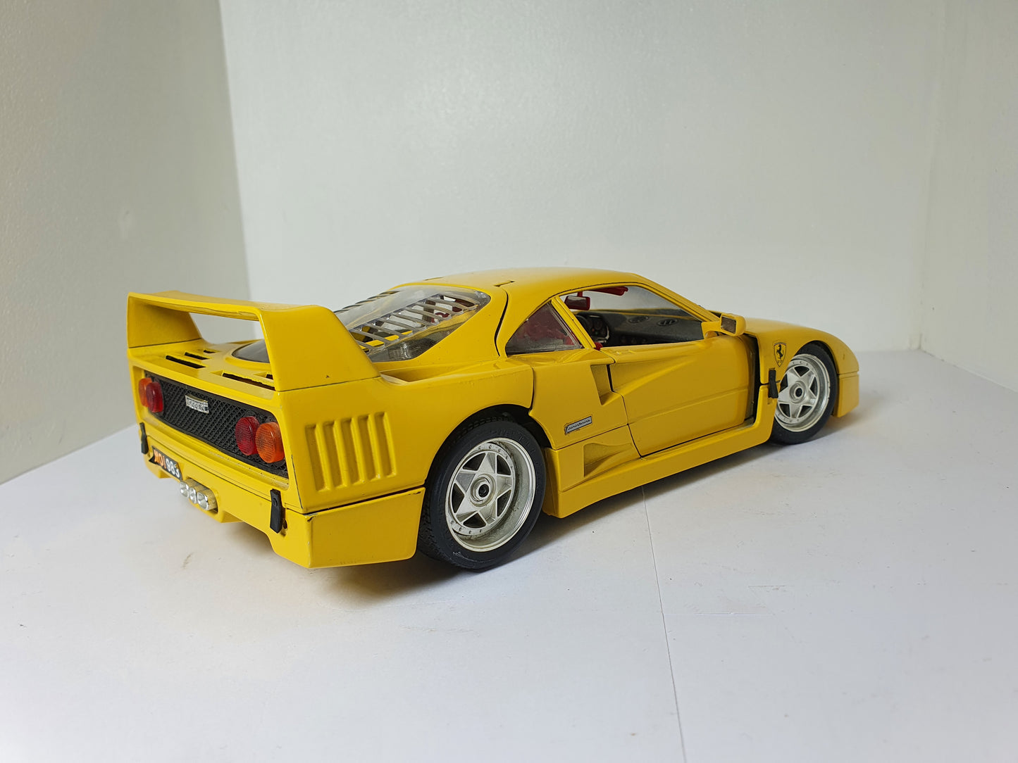 1:18 Ferrari F40 ~ Bburago ~ Yellow