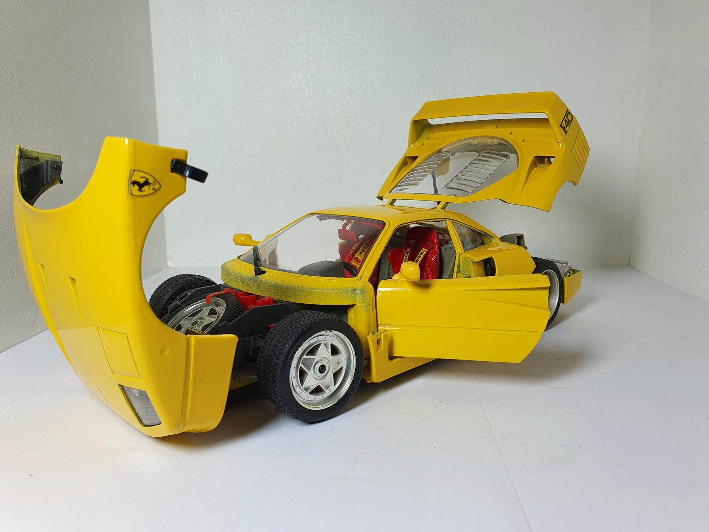 1:18 Ferrari F40 ~ Bburago ~ Yellow