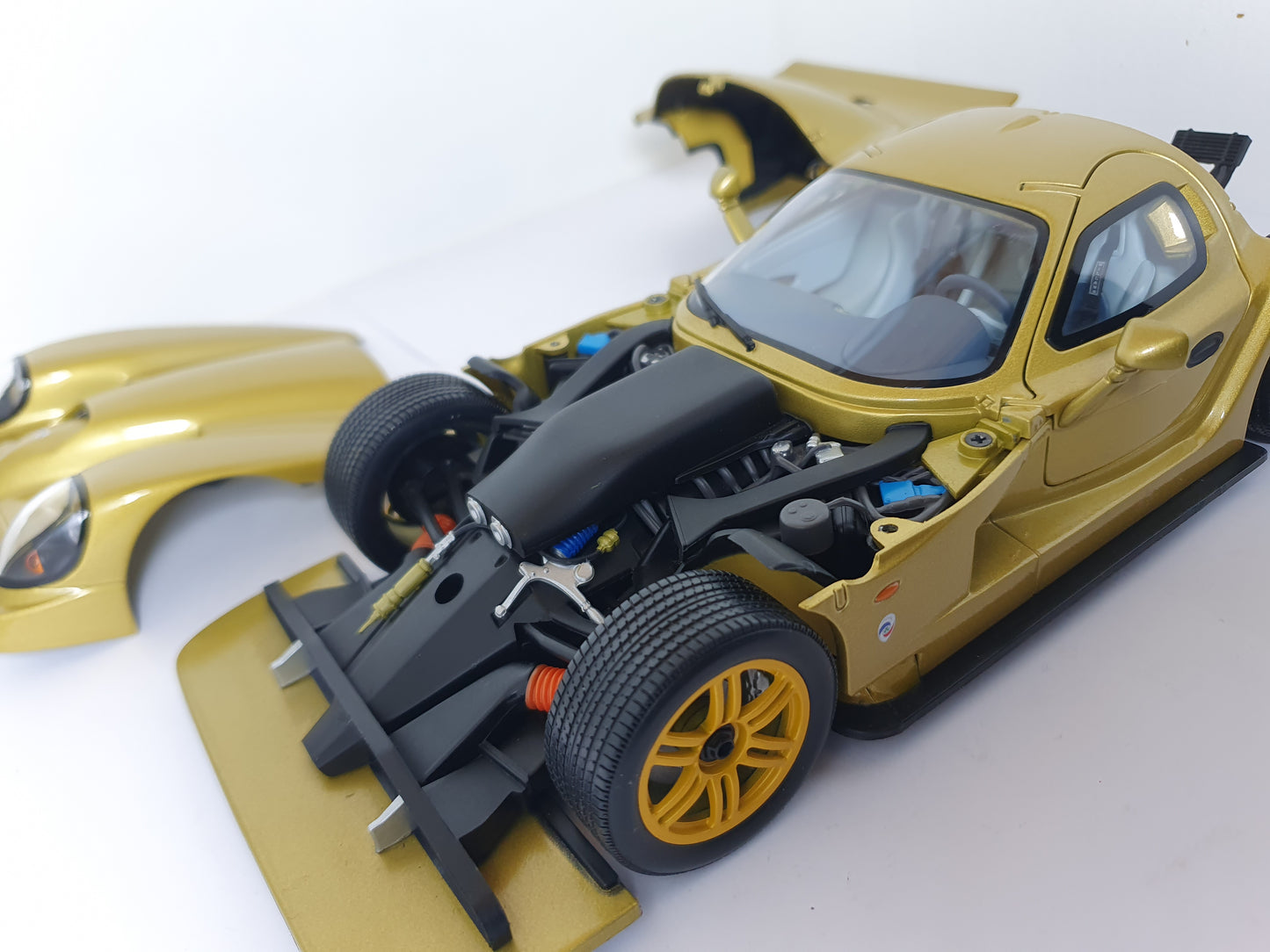 1:18 Panoz Esperante GTR-1 ~ Autoart ~ Gold