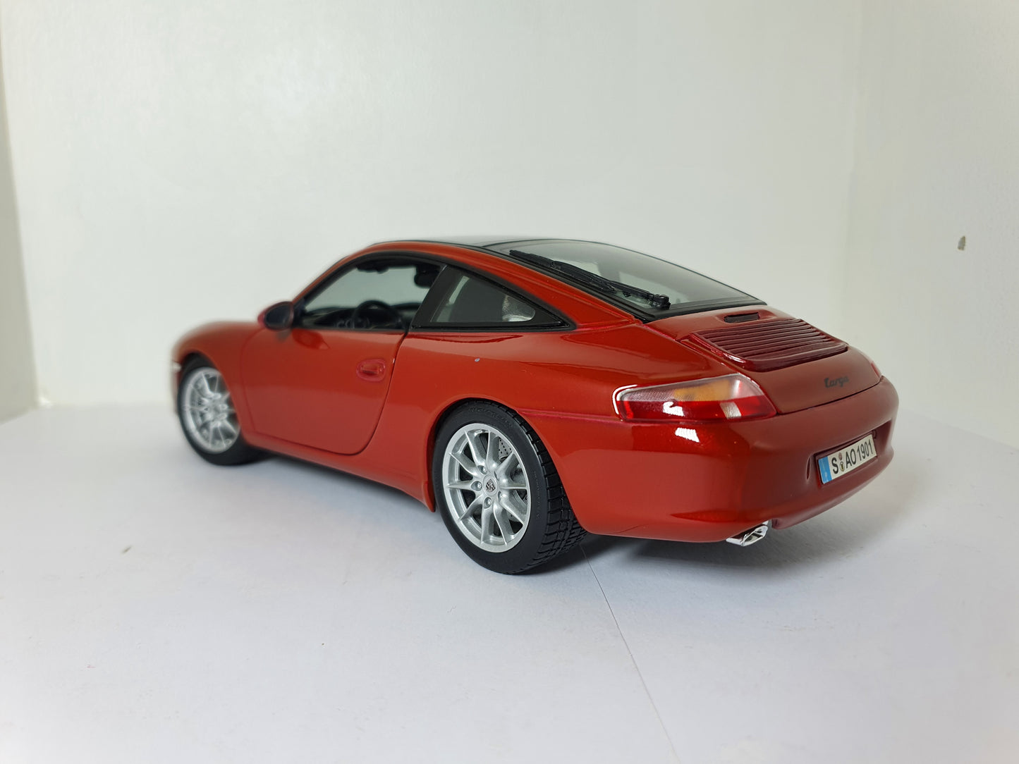 1:18 Porsche 911 Targa 996 ~ Maisto ~ Red