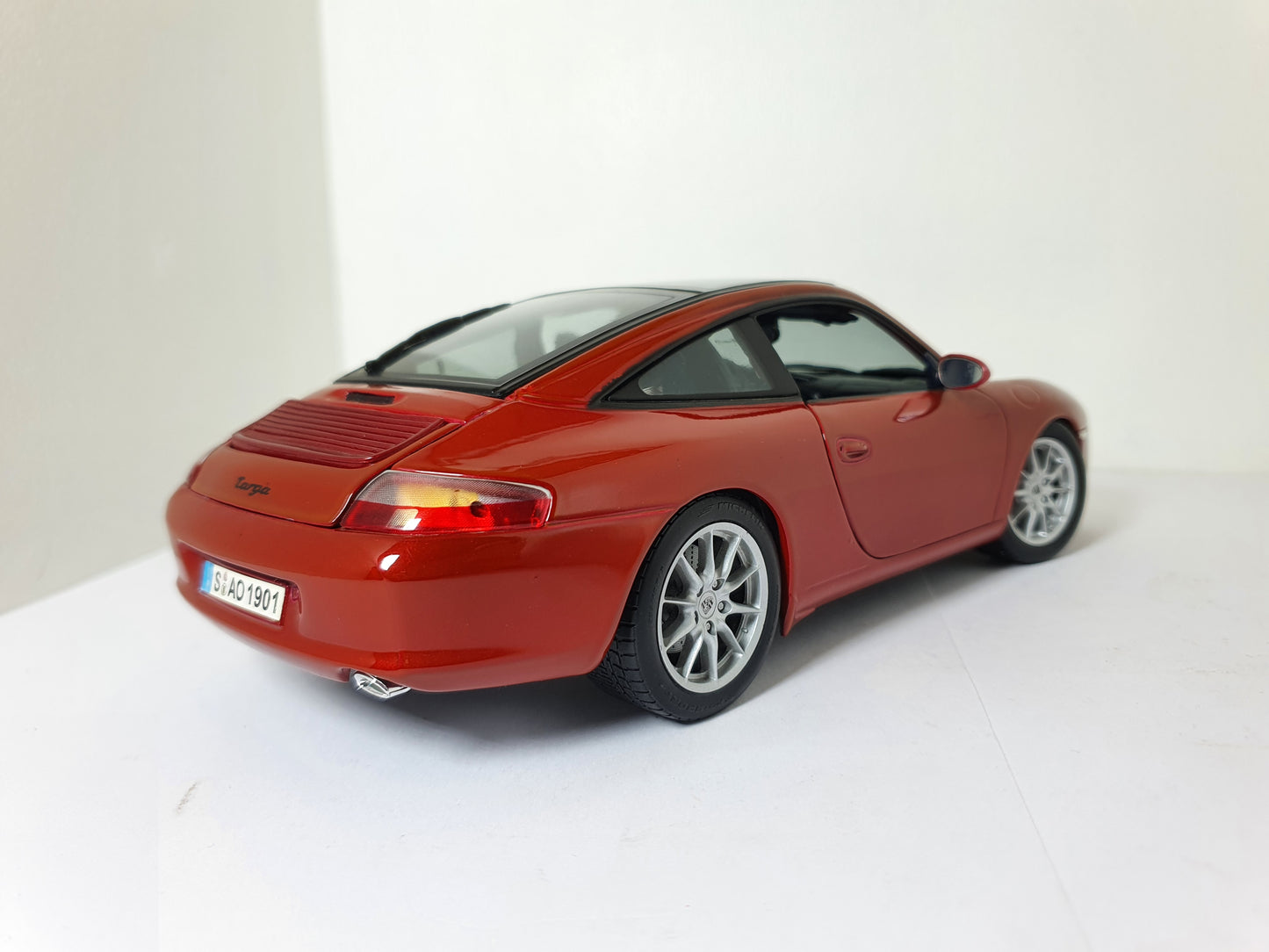 1:18 Porsche 911 Targa 996 ~ Maisto ~ Red