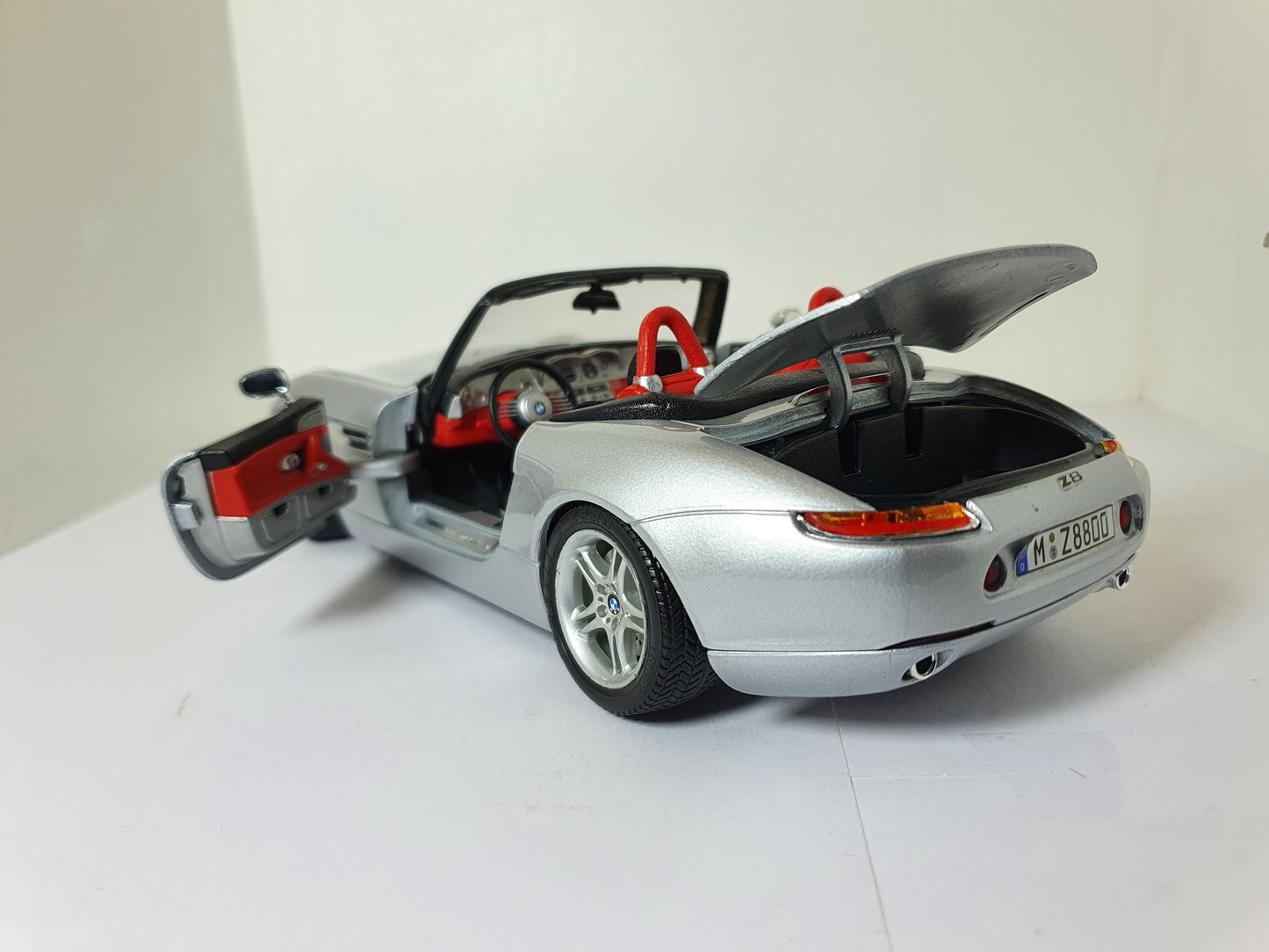 1:18 BMW Z8 ~ Bburago ~ Silver