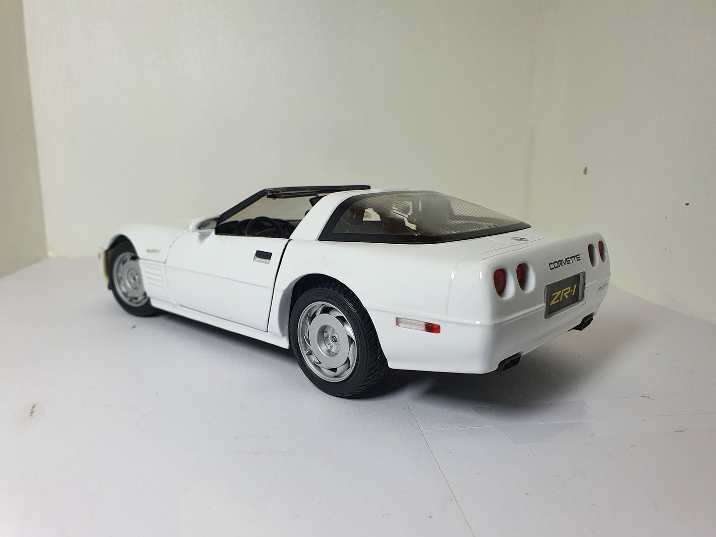 1:18 Corvette C4 ZR-1 ~ Maisto ~ White