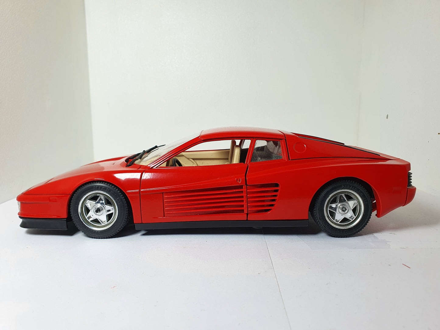 1:18 Ferrari Testarossa ~ Bburago ~ Red