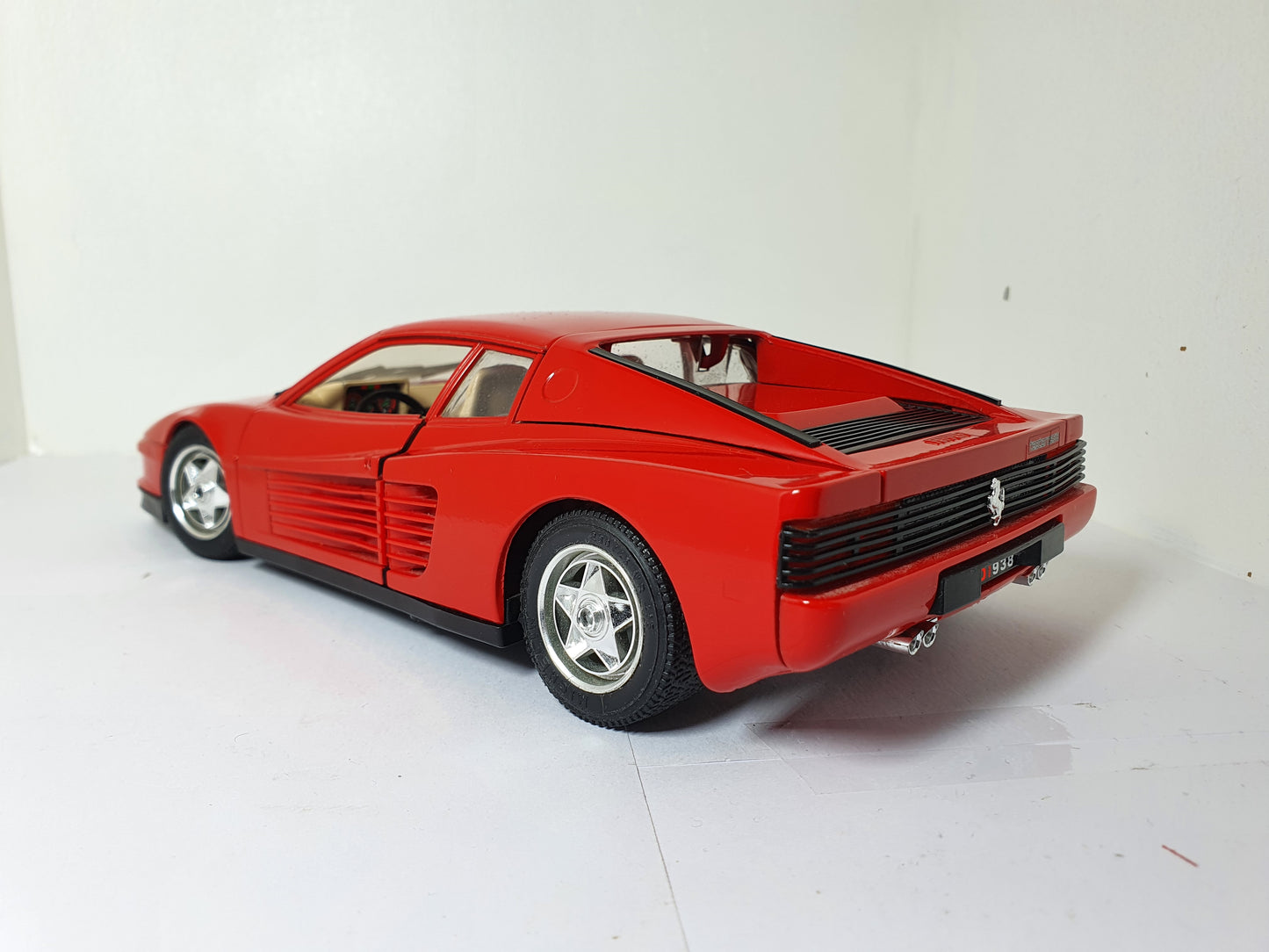 1:18 Ferrari Testarossa ~ Bburago ~ Red