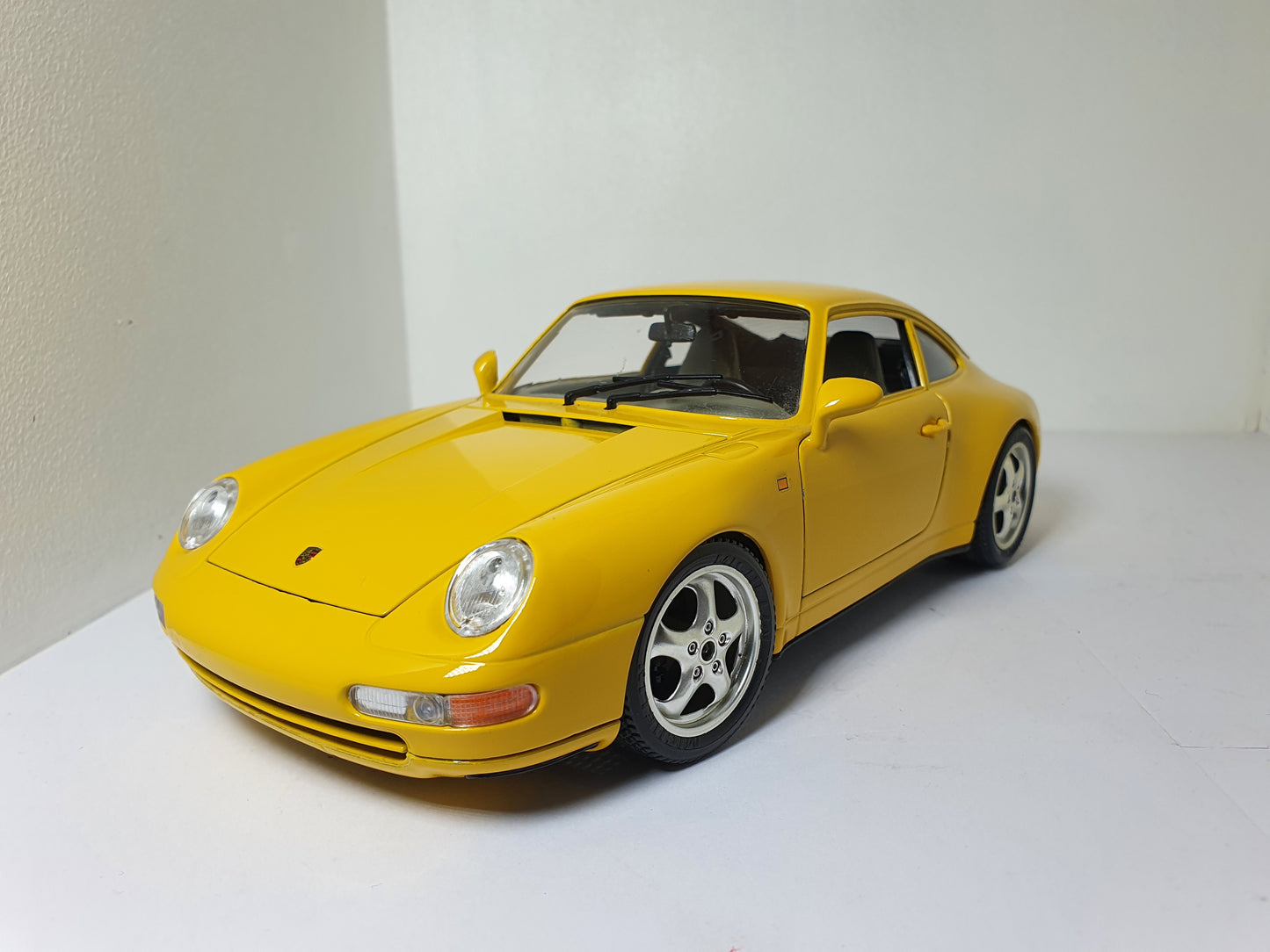 1:18 Porsche 911 Carrera 993 ~ Bburago ~ Yellow