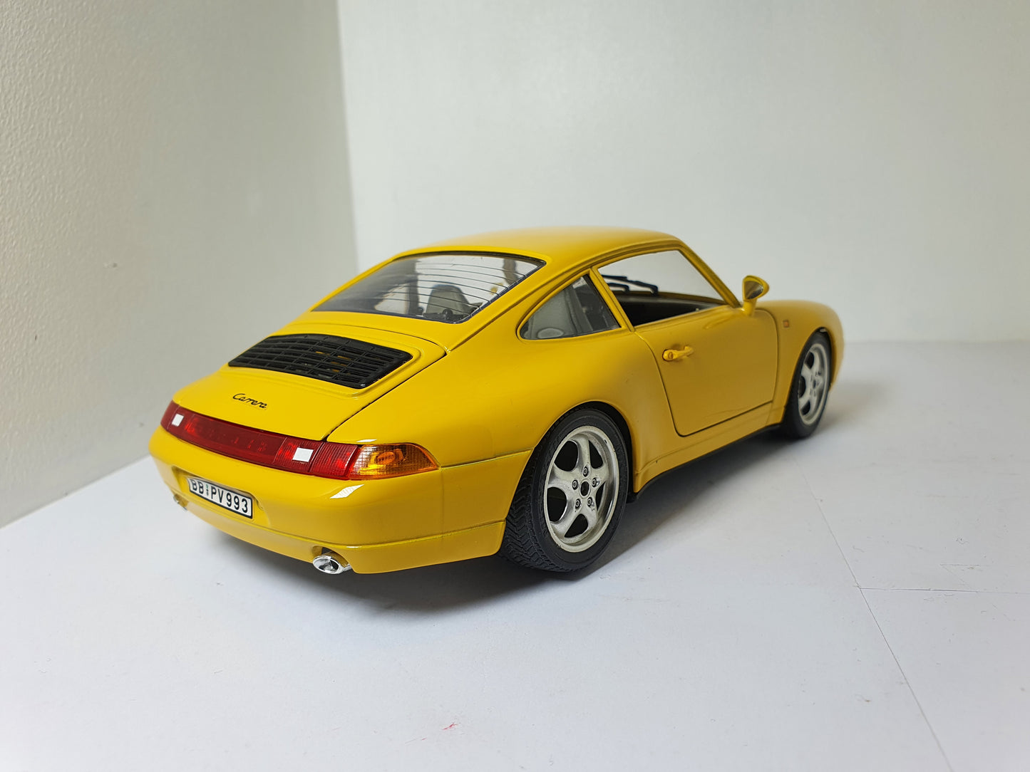 1:18 Porsche 911 Carrera 993 ~ Bburago ~ Yellow