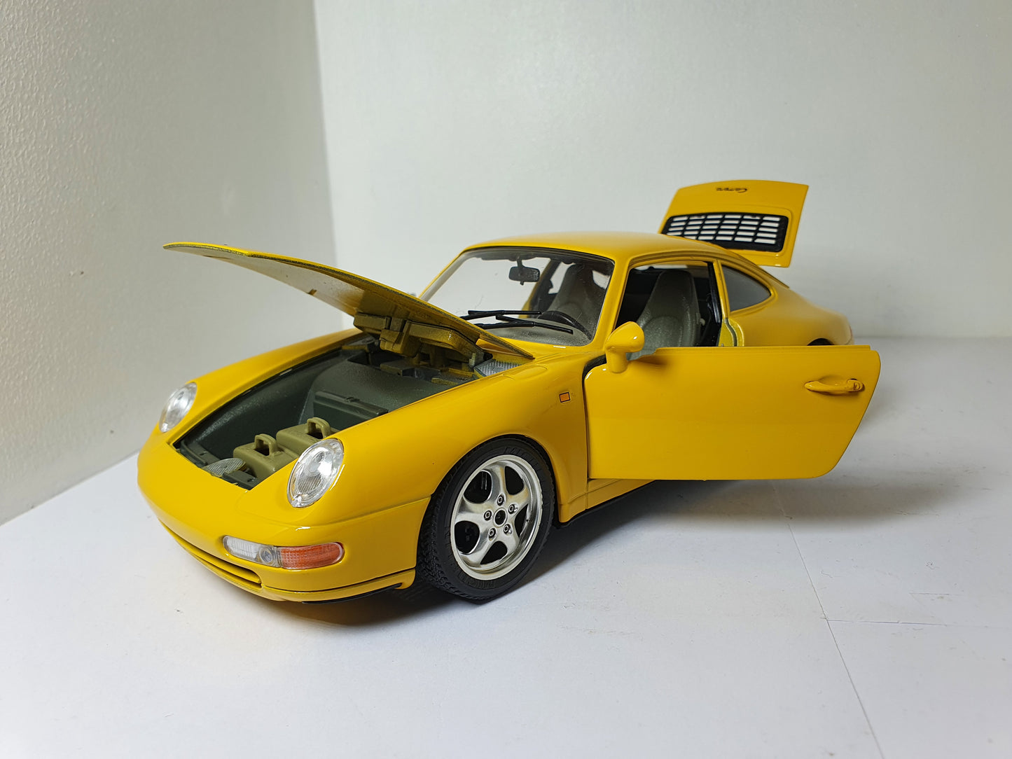 1:18 Porsche 911 Carrera 993 ~ Bburago ~ Yellow