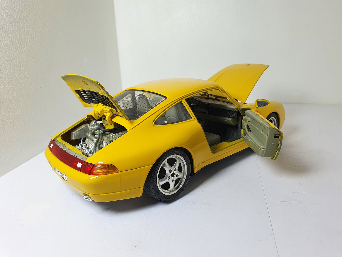 1:18 Porsche 911 Carrera 993 ~ Bburago ~ Yellow