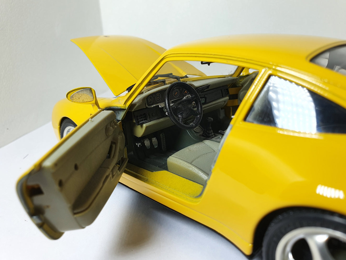 1:18 Porsche 911 Carrera 993 ~ Bburago ~ Yellow