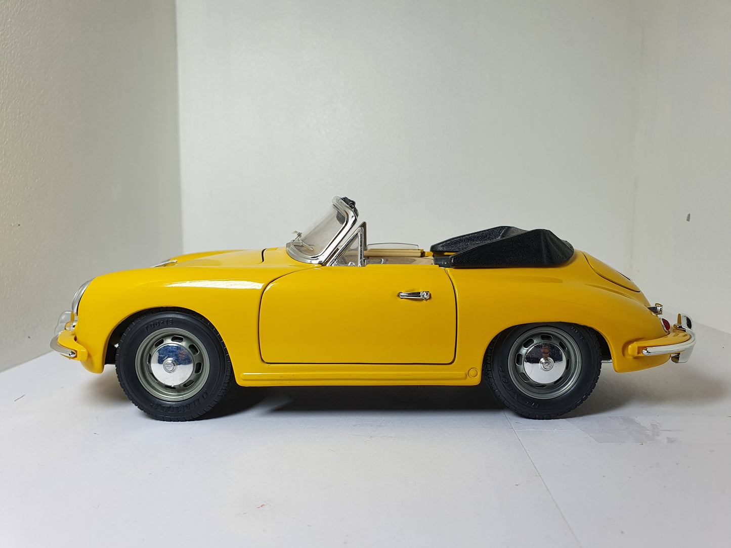 1:18 Porsche 356 Cabriolet ~ Bburago ~ Yellow