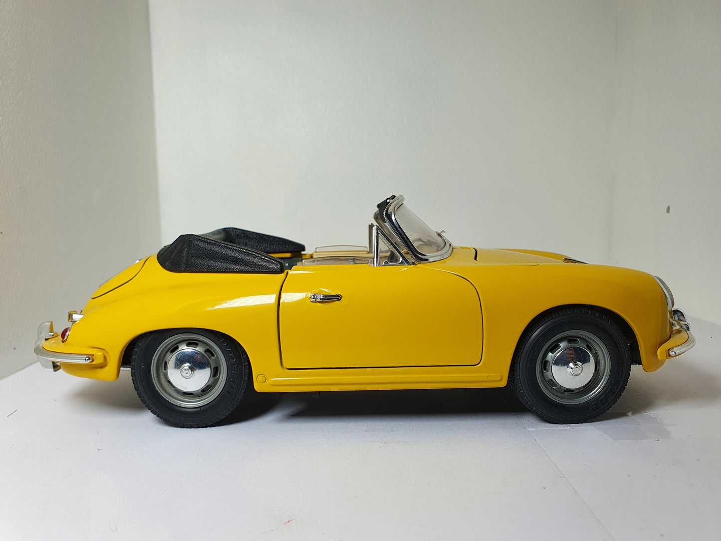 1:18 Porsche 356 Cabriolet ~ Bburago ~ Yellow