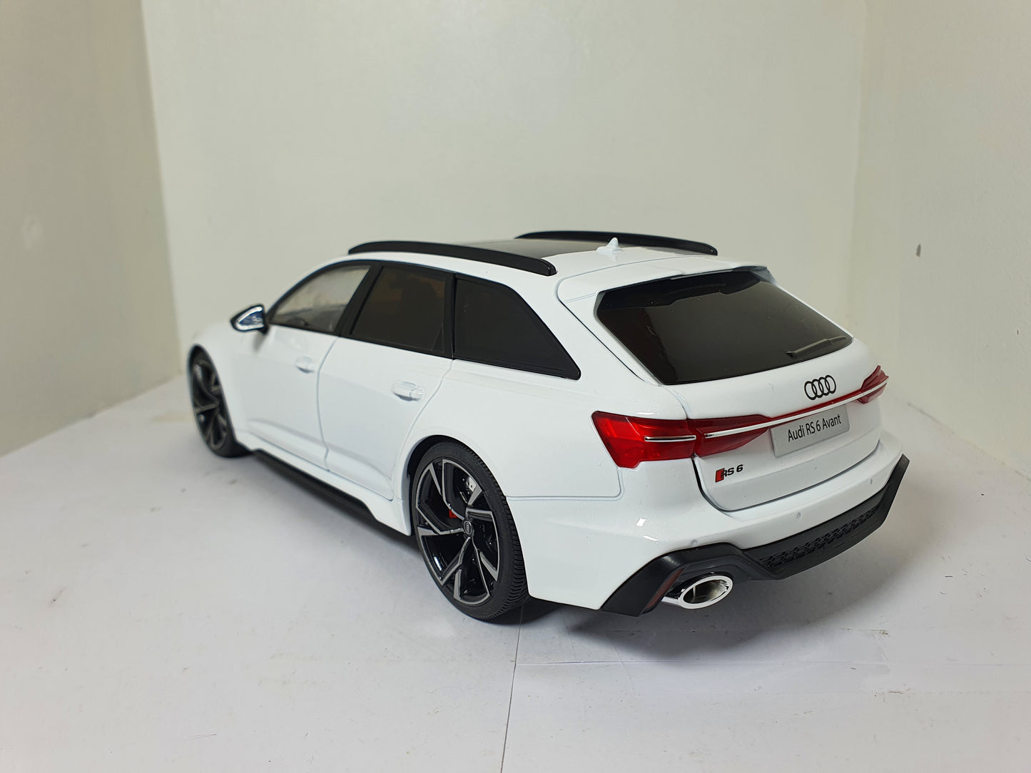 1:18 Audi RS6 Avant C8 ~ White