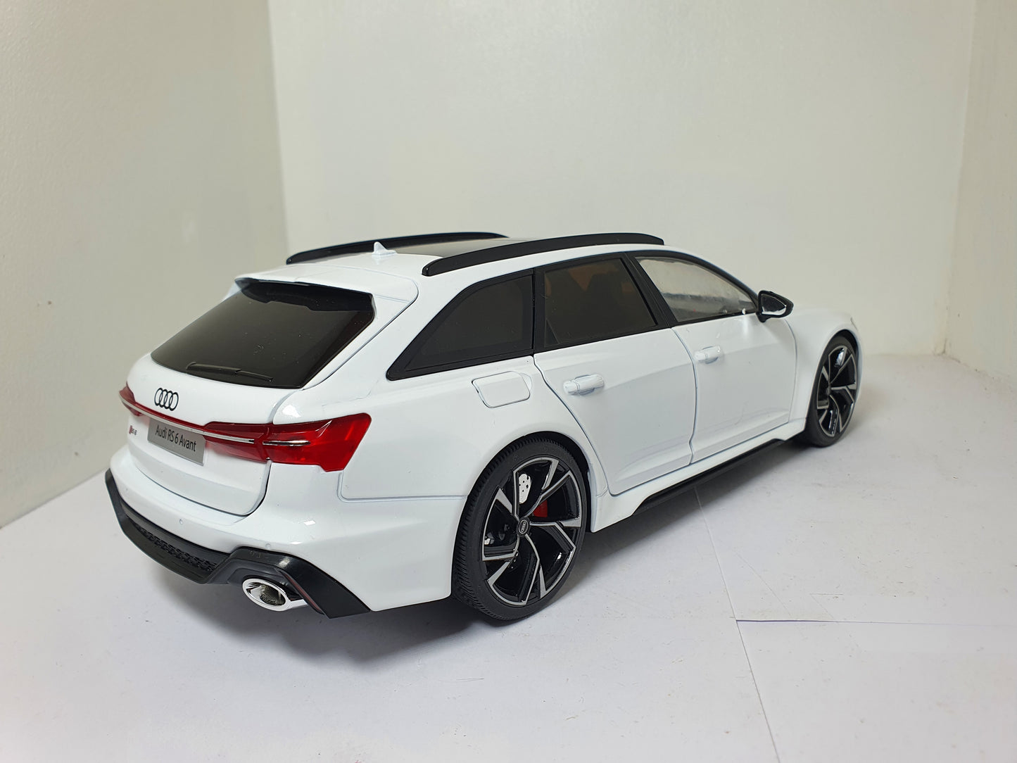 1:18 Audi RS6 Avant C8 ~ White