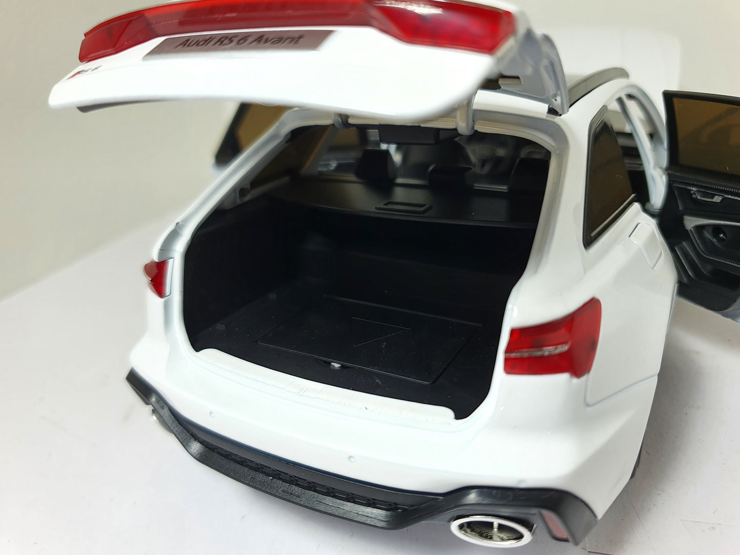 1:18 Audi RS6 Avant C8 ~ White