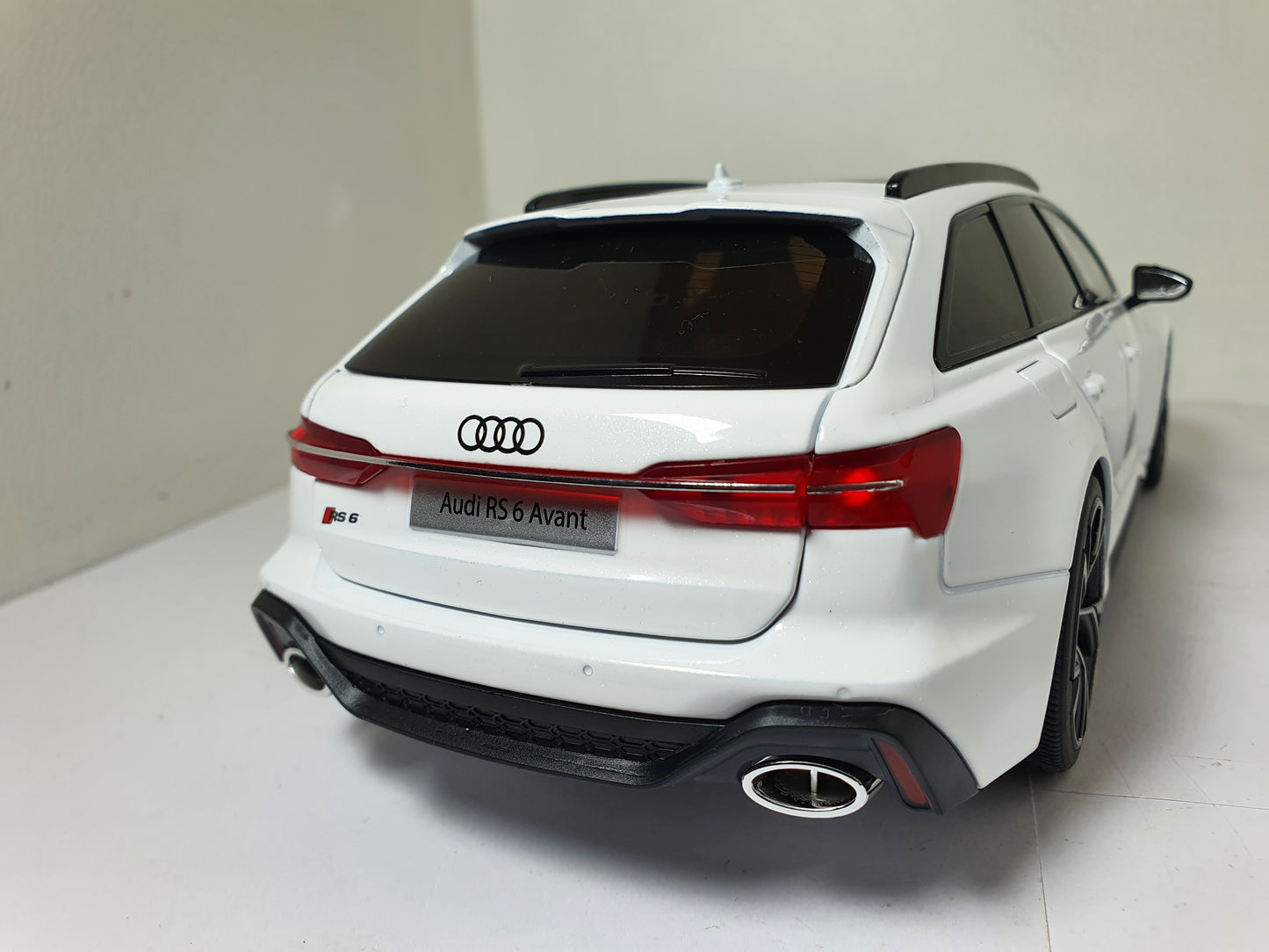 1:18 Audi RS6 Avant C8 ~ White