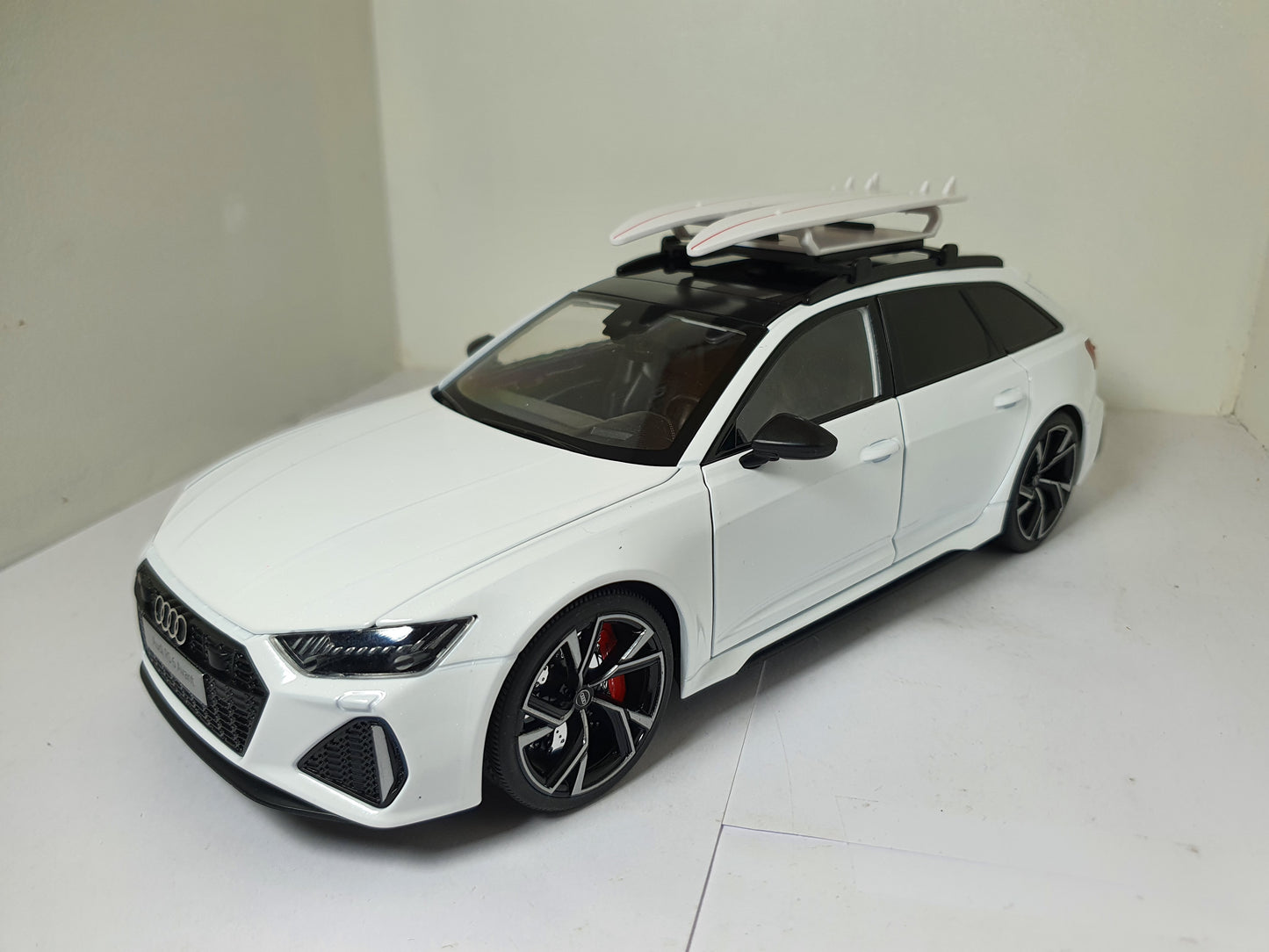 1:18 Audi RS6 Avant C8 ~ White