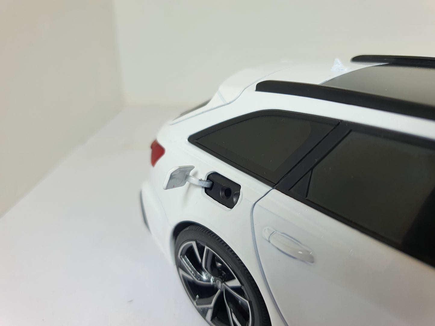 1:18 Audi RS6 Avant C8 ~ White