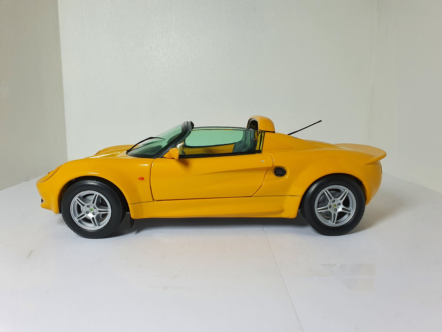 1:18 Lotus Elise Spider ~ Chrono ~ Yellow