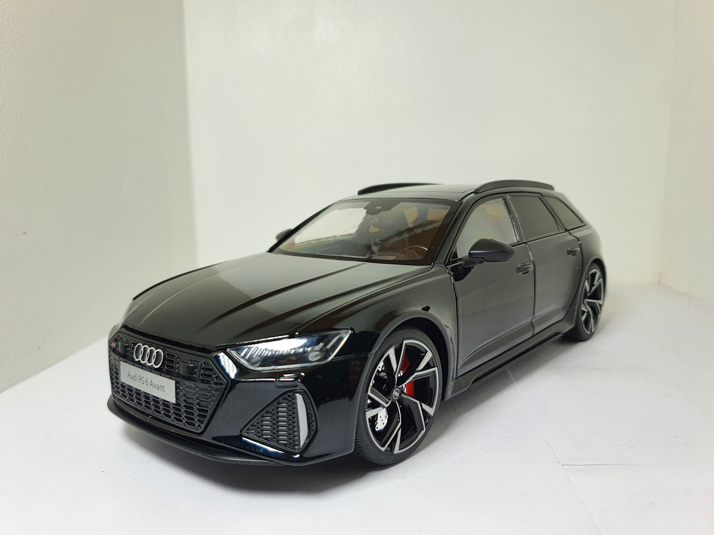 1:18 Audi RS6 Avant C8 ~ Black