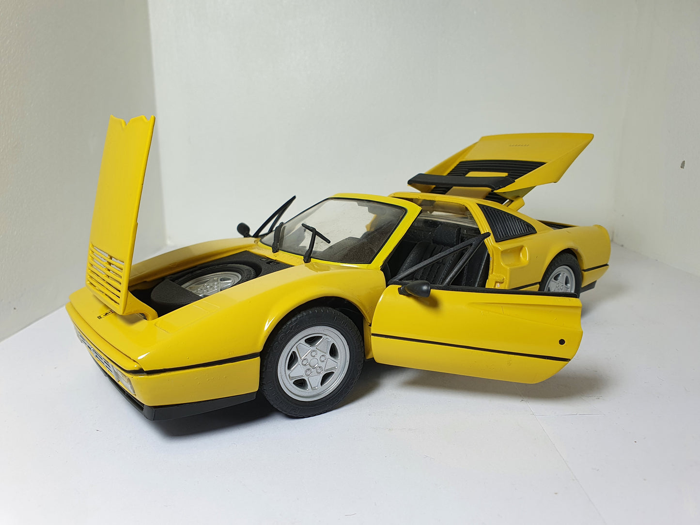 1:18 Ferrari 328 GTS ~ Anson ~ Yellow