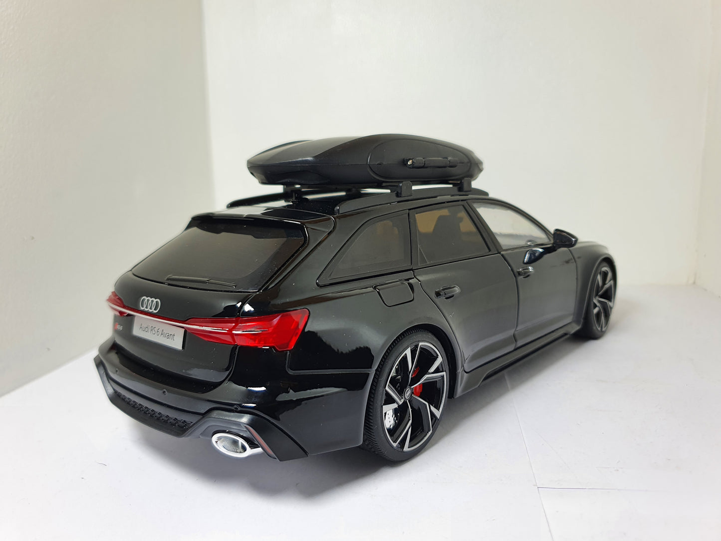 1:18 Audi RS6 Avant C8 ~ Black