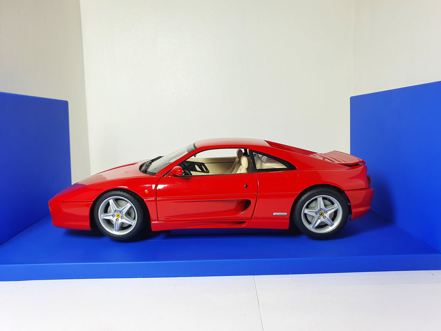 1:18 Ferrari F355 Berlinetta ~ UT Models ~ Red