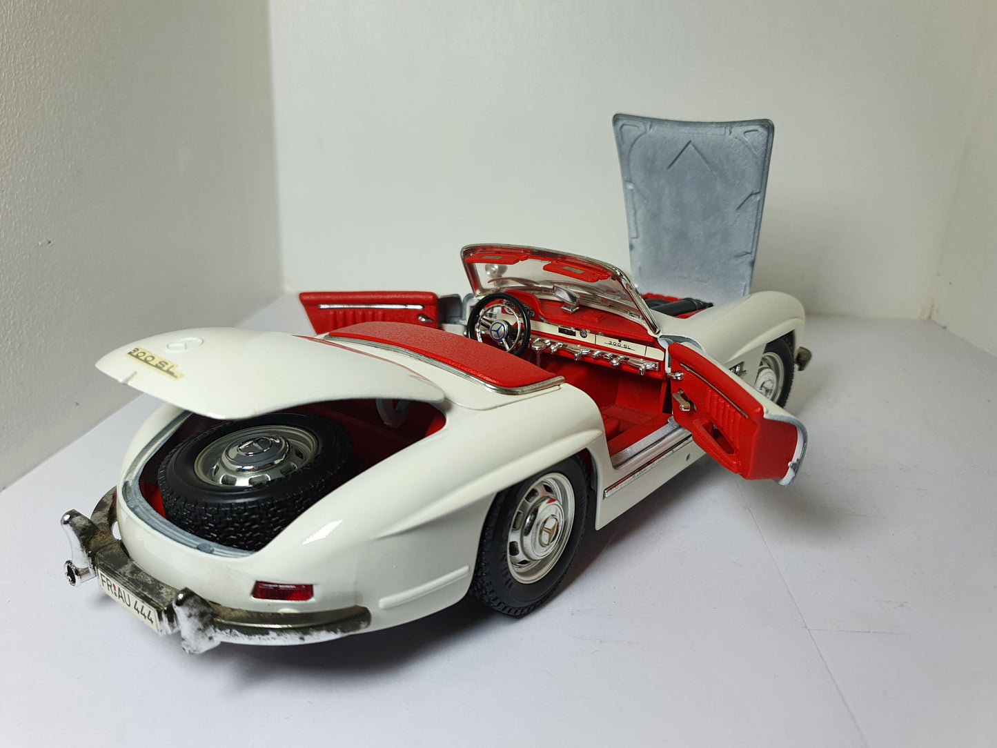 1:18 Mercedes-Benz 300SL Roadster ~ Bburago ~ White