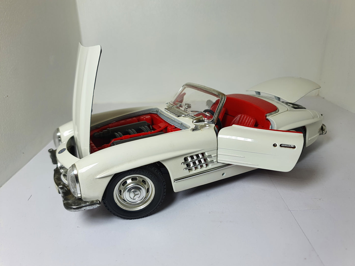 1:18 Mercedes-Benz 300SL Roadster ~ Bburago ~ White