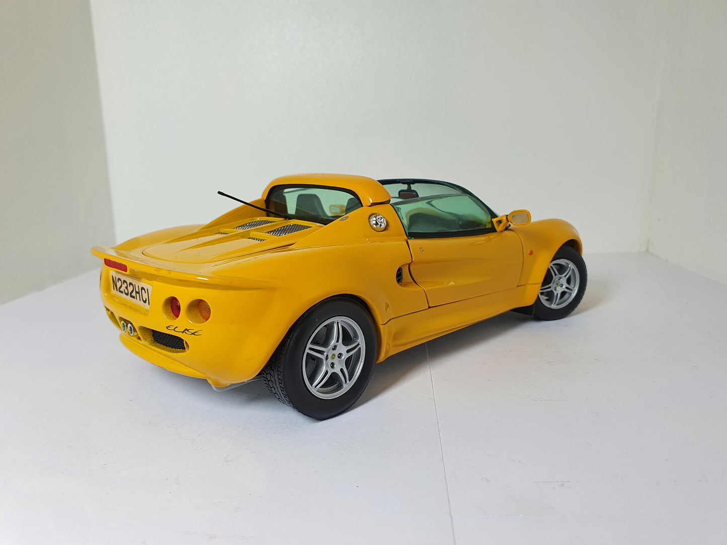 1:18 Lotus Elise Spider ~ Chrono ~ Yellow