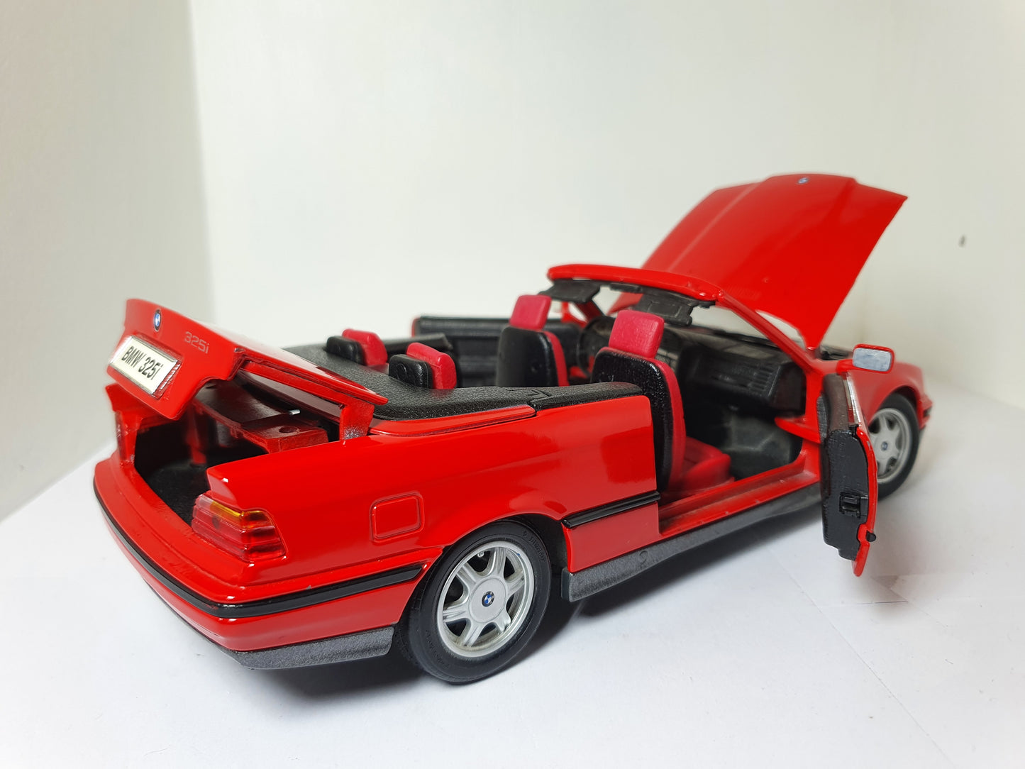 1:18 BMW 325i Cabriolet E36 ~ Maisto ~ Red