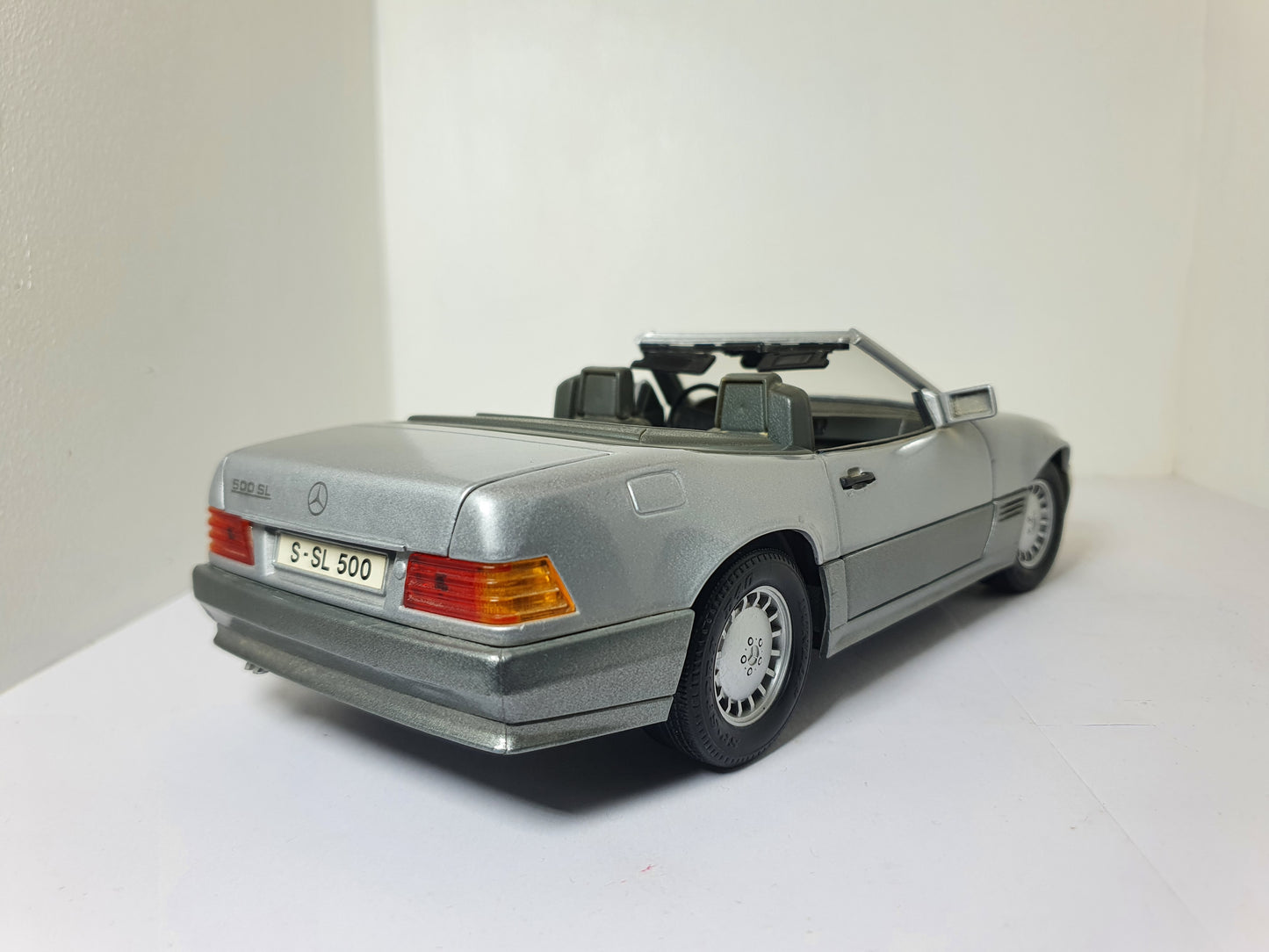 1:18 Mercedes 500SL R129 ~ Maisto ~ Grey