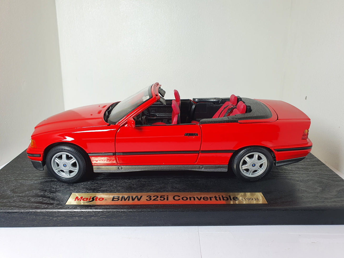 1:18 BMW 325i Cabriolet E36 ~ Maisto ~ Red