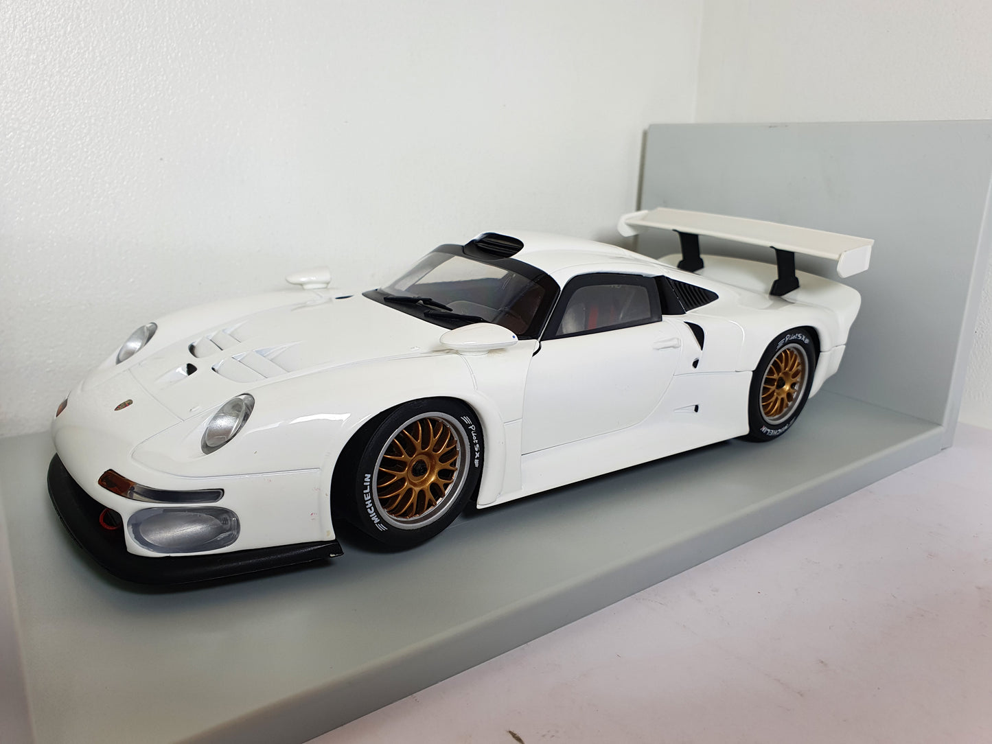 1:18 Porsche 911 GT1 993 Plain Body ~ UT Models ~ White