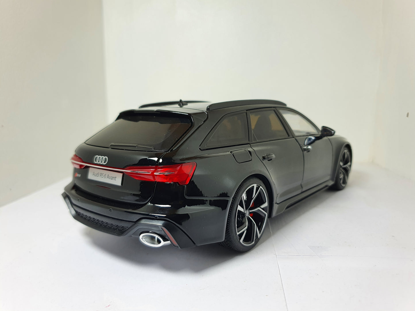 1:18 Audi RS6 Avant C8 ~ Black