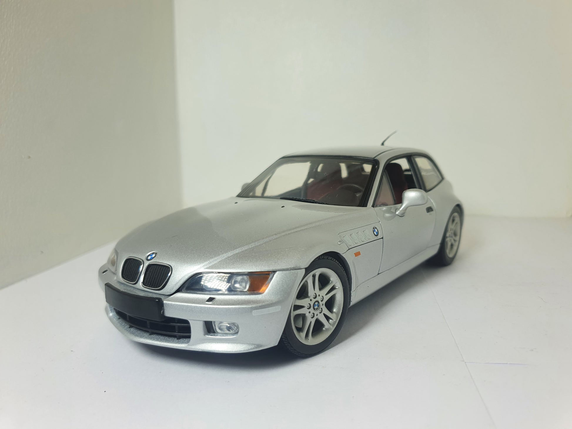 BMW Z3 2.8 COUPE gris argent silver métal 1/18 UT MODELS voiture BMW Z3 2.8 COUPE gris argent silver métal 1/18 UT MODELS voiture