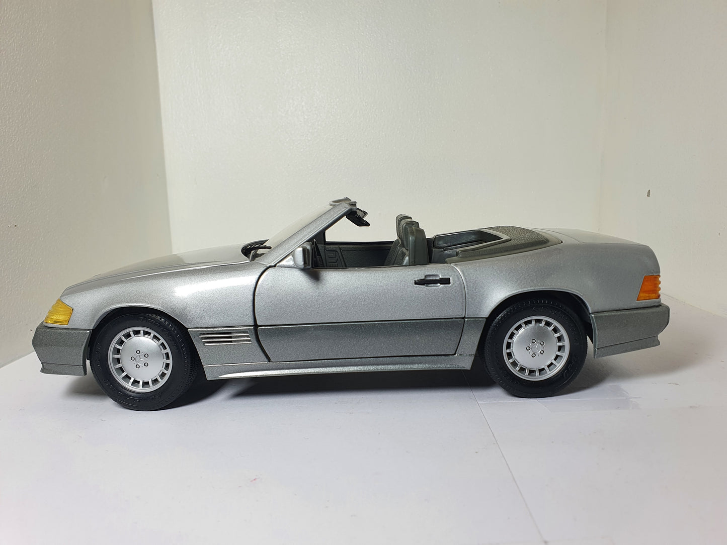 1:18 Mercedes 500SL R129 ~ Maisto ~ Grey